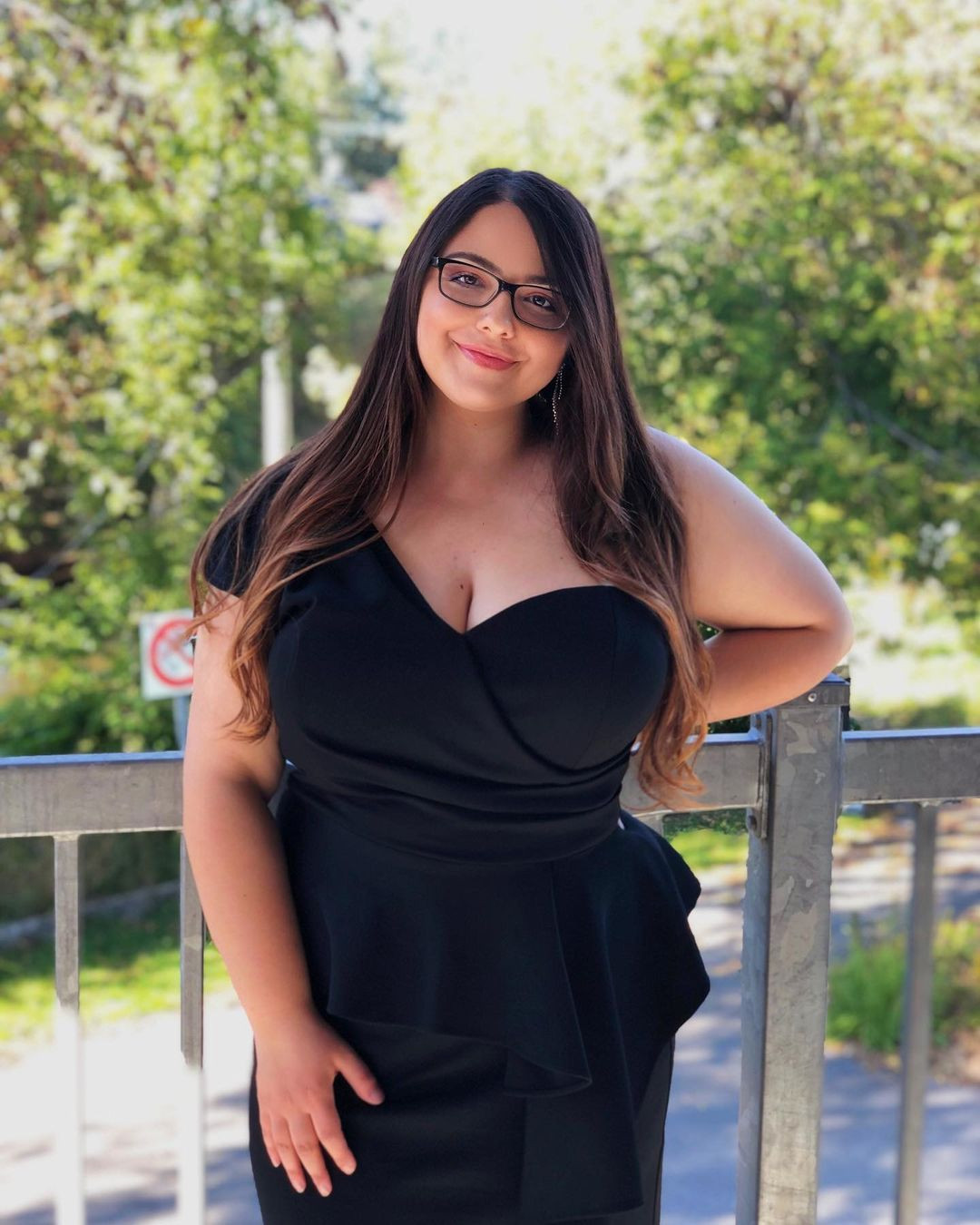 Anouk Busty