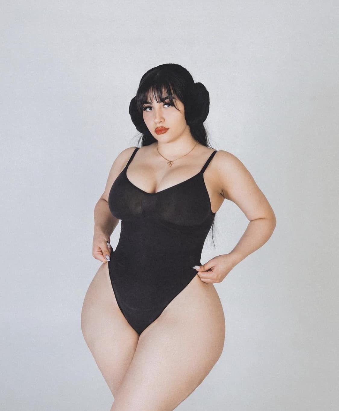Amelia Curvy
